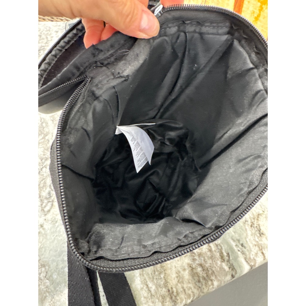 Gymshark Mini Barrel Bag compact crossbody shoulder bag holds gym essentials blk - Picture 6 of 9